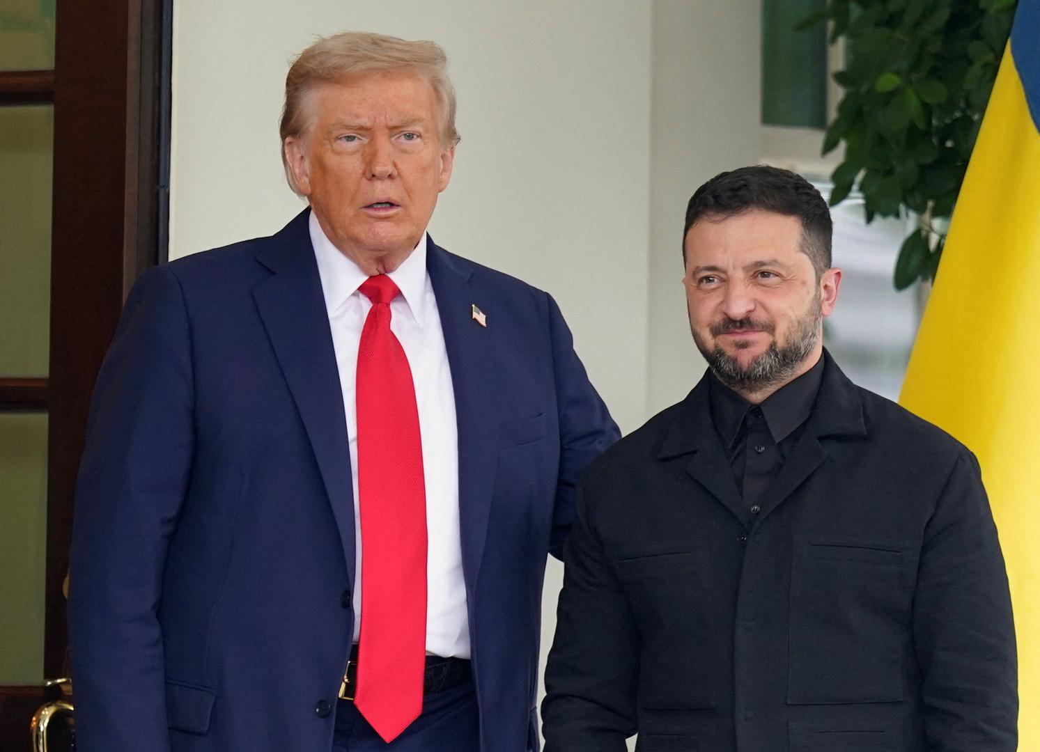 Tijekom posjeta Bijeloj kući u veljači, kada je nosio crni polo s ukrajinskim grbom, Trump mu je uzvratio ironično: „Danas ste se baš svečano odjenuli.”