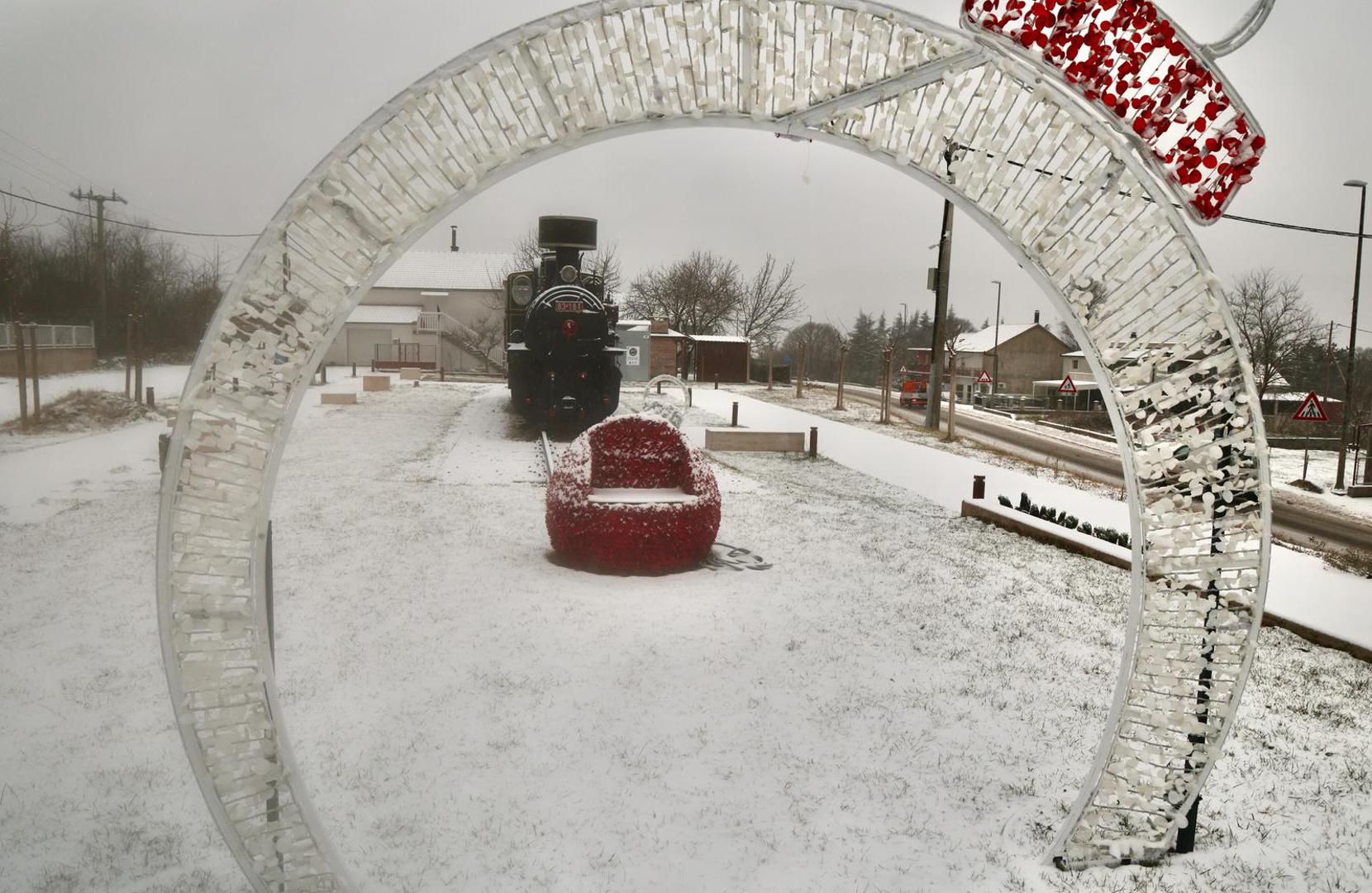 09.01.2025.,Dicmo-Snjezni uvjeti na prometnicama u zaledju Splita. Zimske sluzbe od ranog jutra brinu se za prohodnost cesta. Photo: Ivo Cagalj/PIXSELL