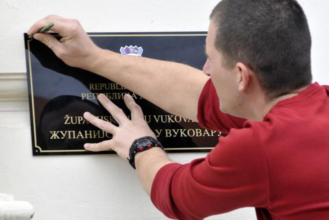 '21.10.2013., Vukovar - Na Zupanijski sud u Vukovaru postavljena nova ploca s dvojezicnim natpisom. Ploce su postavljene na vecoj visini tako da se ne mogu skinuti bez koristenja ljestvi. Photo: Goran