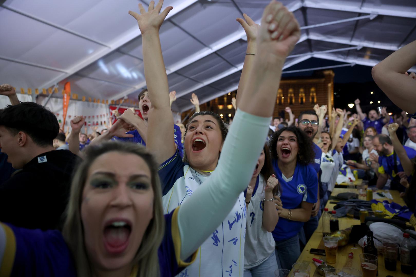 Nakon izborenog plasmana na natjecanje, reprezentacija BiH otvorila je turnir protiv jednog od domaćina i rano povela s 1:0, što je izazvalo veliko slavlje među okupljenim simpatizerima u glavnom gradu.