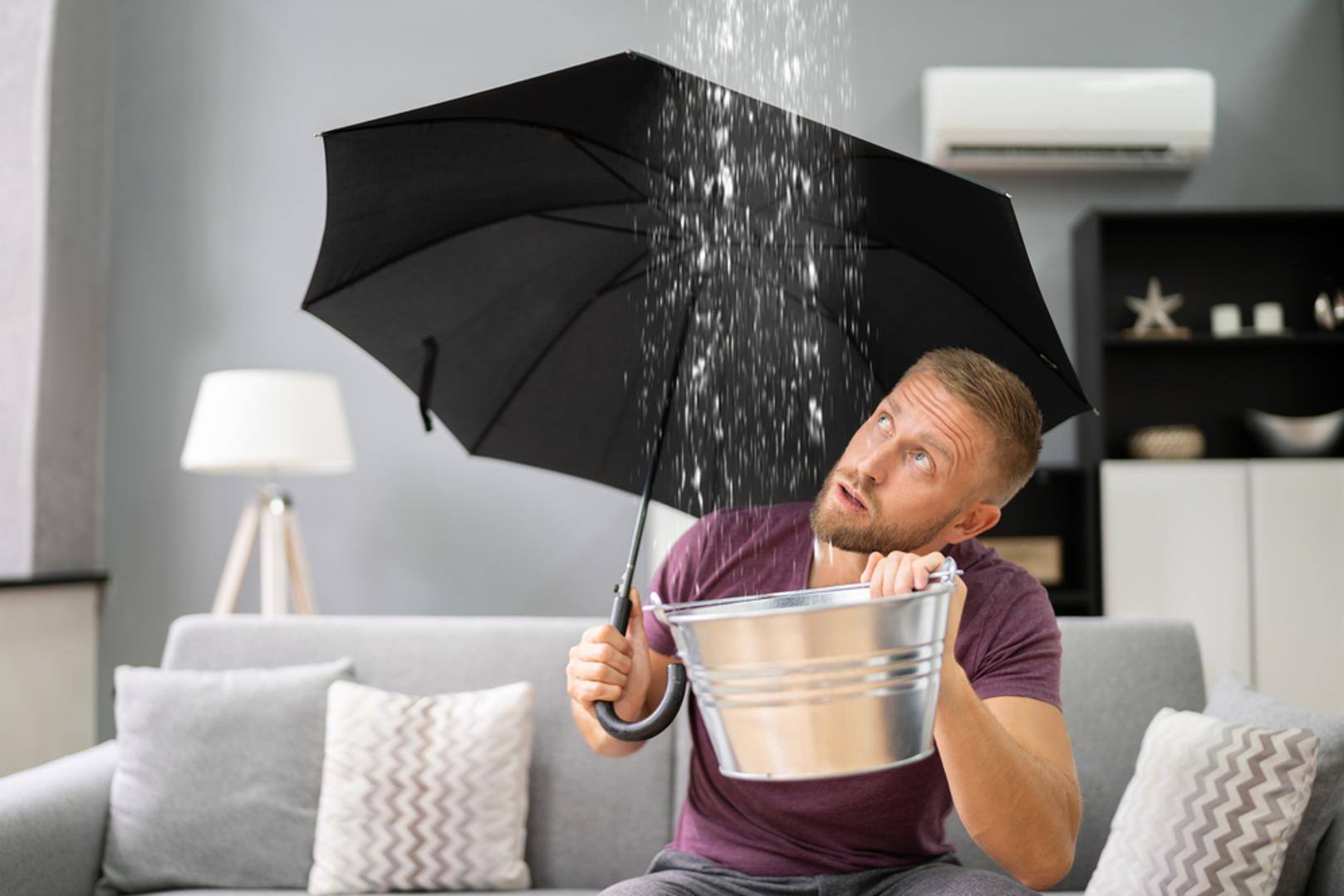 Ne otvaraj kišobran u kući: Otvaranje kišobrana u zatvorenom navodno priziva nesreću, a neki kažu i svađu ili kvarove. Vrlo vjerojatno je nastalo iz praktičnog razloga jer je u kući lako nekoga udariti, srušiti stvari ili oštetiti nešto. Svejedno, i danas mnogi naprave korak unatrag kad netko samo na sekundu raširi kišobran u hodniku.