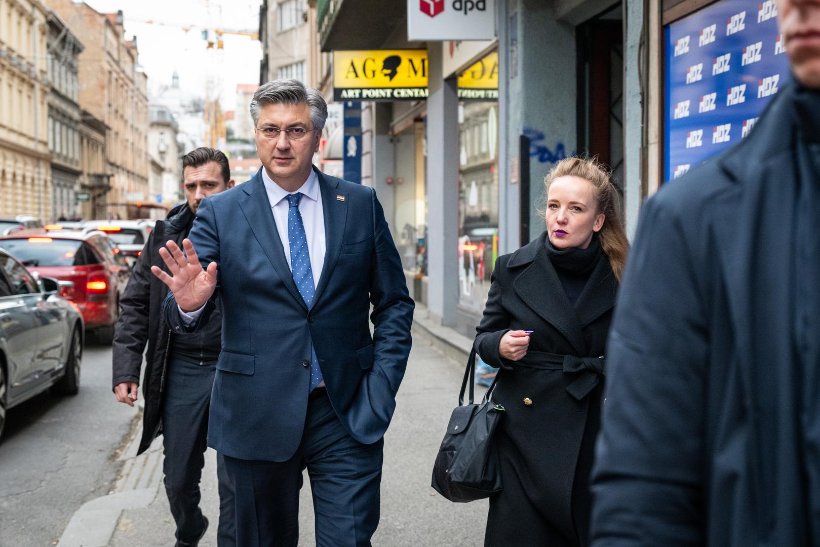 Dan nakon teškog poraza Dragana Primorca u drugom krugu predsjedničkih izbora, gdje je Zoran Milanović odnio uvjerljivih 74,68% glasova prema Primorčevih 25,32%, članovi HDZ-a okupili su se na sjednici Predsjedništva i Nacionalnog odbora stranke.