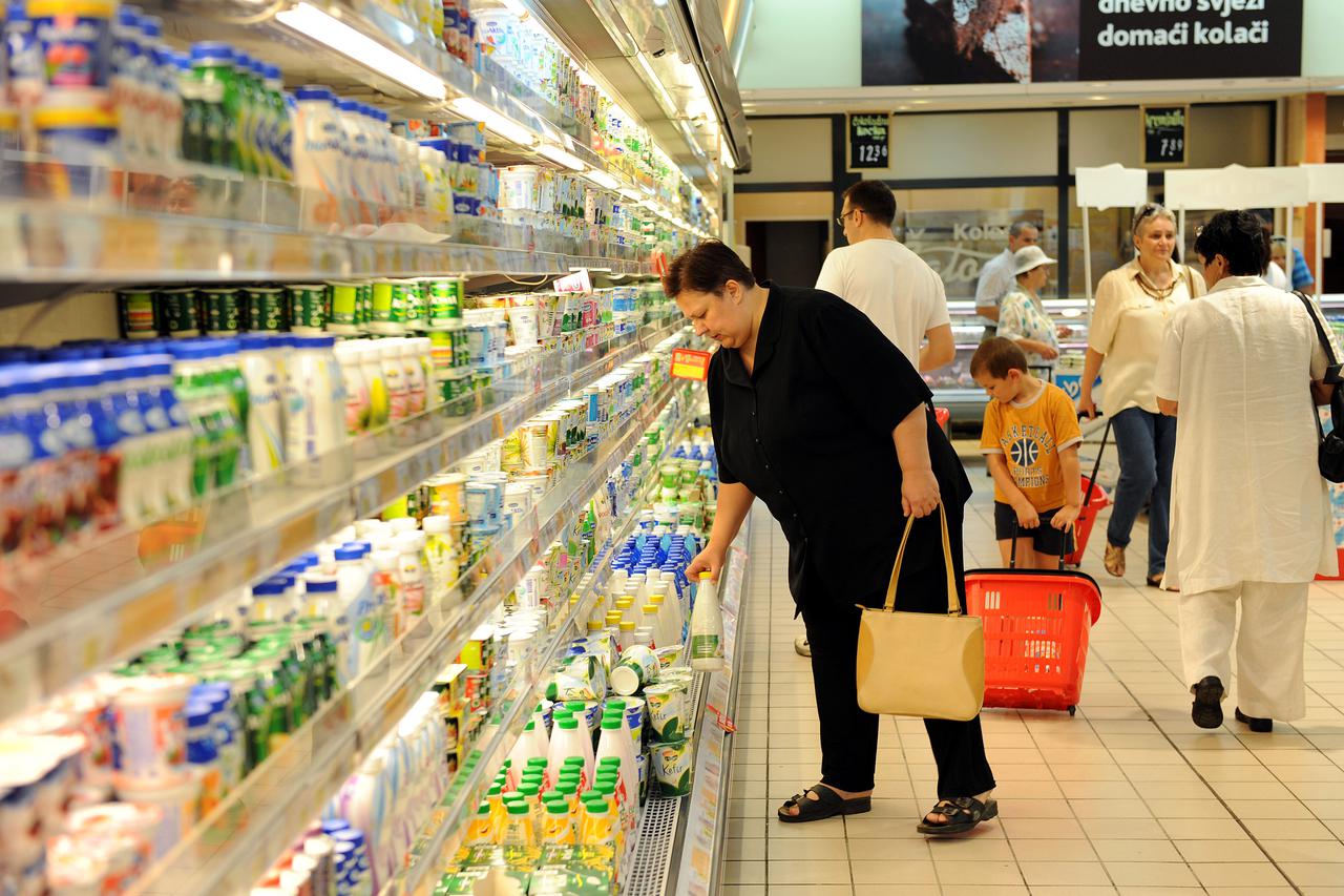 Zagreb: Super Konzum - kupci razgledavaju police prepune artikala