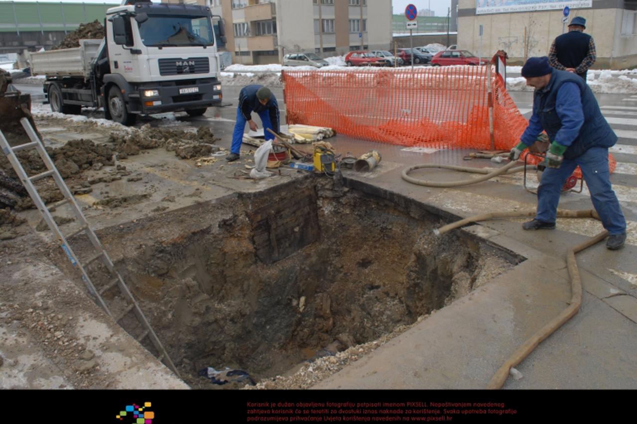 '18.02.2010.,Karlovac - Puknuce vrelovoda u naselju Rakovac,djelatnici gradske tvrtke Toplana sanirali kvar, Photo: Kristina Stedul Fabac/PIXSELL'