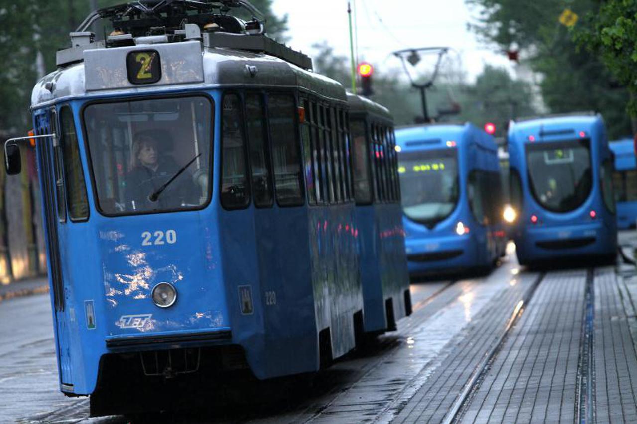 tramvaj, pukle žice (1)