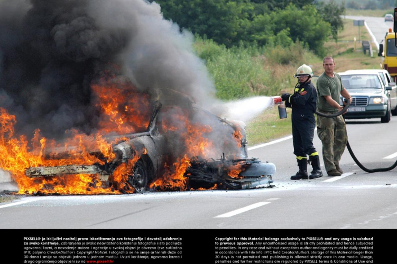'30.08.2008 Novska - U stravicnoj prometnoj nesreci poginuo je motociklist Jure Kozic (21).Mladic je zbog prevelike brzine,nakon silaska sa autoceste, podletio pod osobni automobil.Ostao je zarobljen 