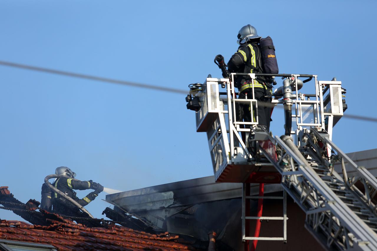 Velika Gorica: U stambenoj kući izbio požar, na intervenciji ozlijeđeno dvoje vatrogasaca