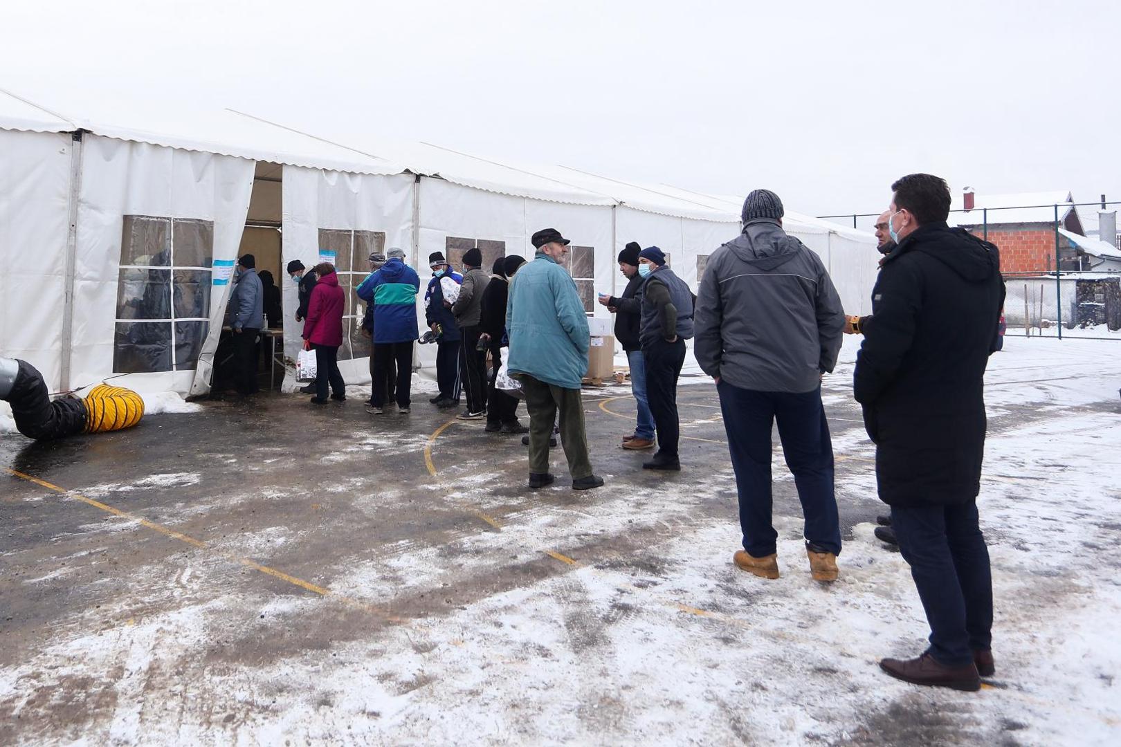 14.01.2021., Petrinja - Podjela hrane gradjanima tvrtke Pleter u postavljenom satoru na djecjem igralistu u Petrinji. Photo: Luka Stanzl/PIXSELL