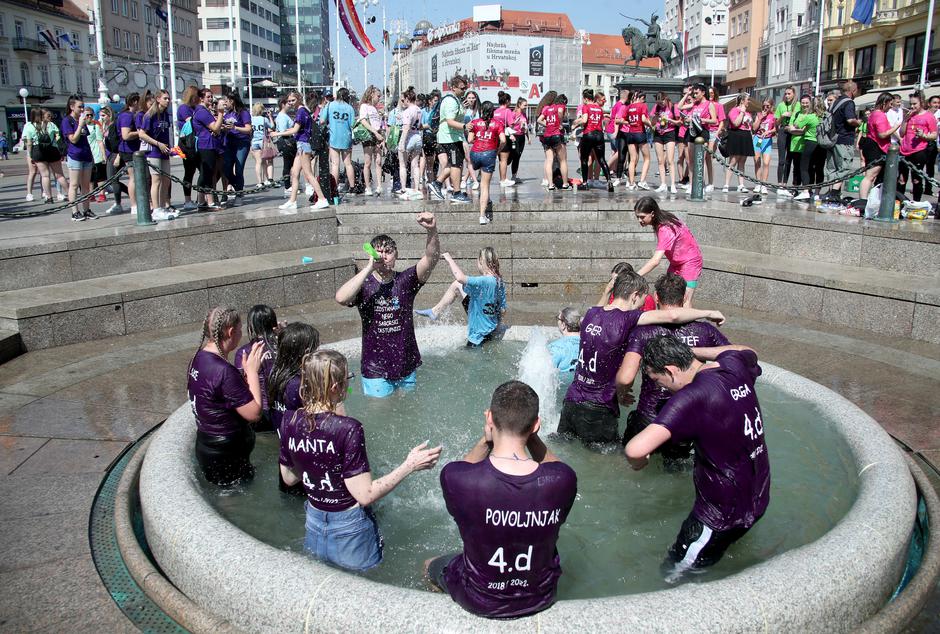 Zagreb: Maturanti od ranog jutra slave na ulicama grada i u fontanama