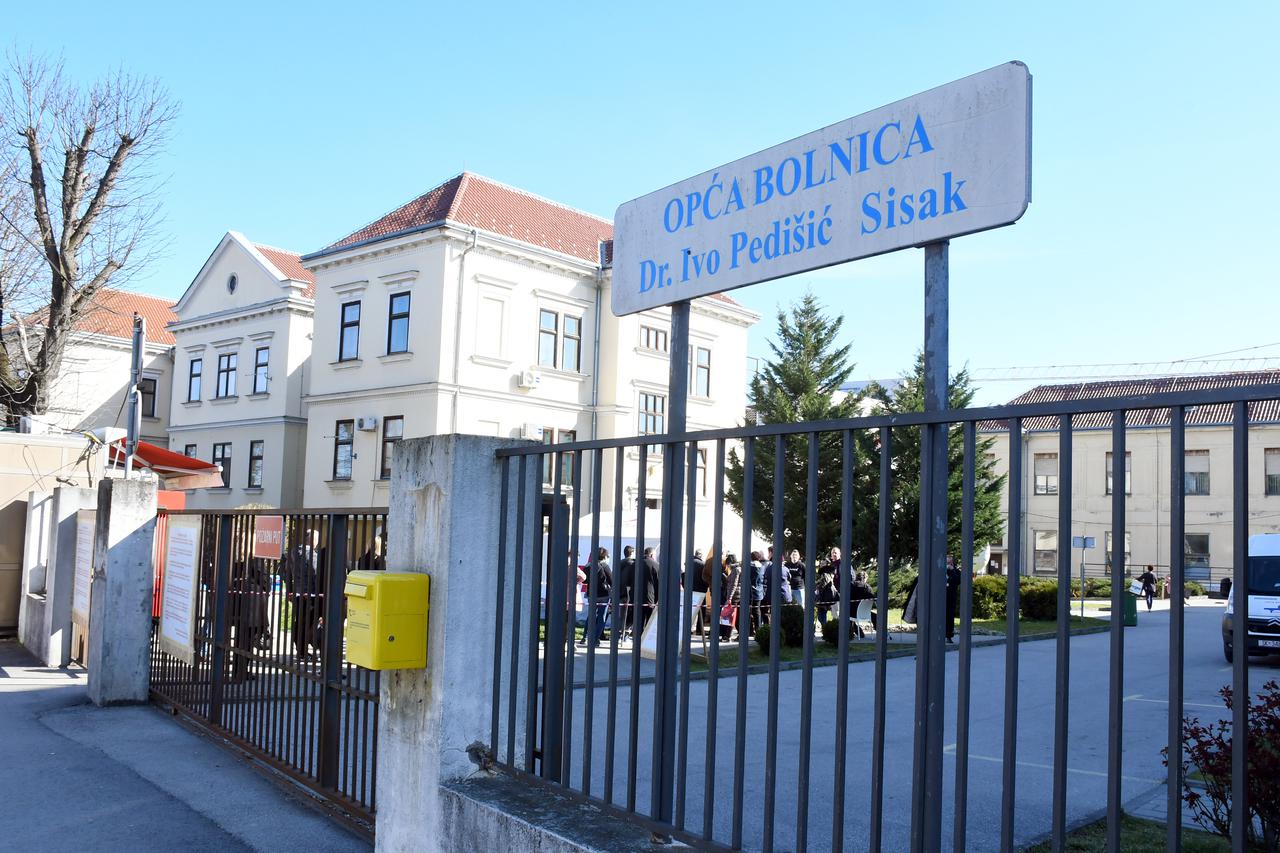 Sisak: Prije ulaska u Opću bolnicu svi pacijenti moraju proći kroz trijažni šator