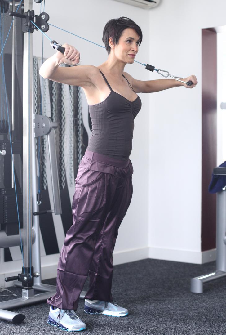 Na vrhuncu slave odlučila je zamijeniti urbanu vrevu mirnim životom na seoskom imanju u blizini Siska, gdje sa suprugom Krunom Ladišićem i sinom Janom uživa u prirodi i organskom vrtlarstvu.