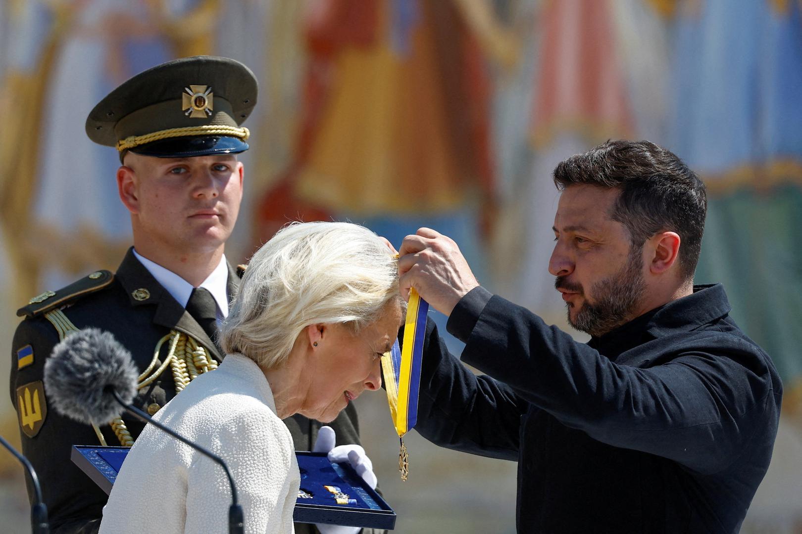 Na svečanosti u Kijevu ukrajinski predsjednik Volodimir Zelenski uručio je predsjednici Europske komisije Ursuli von der Leyen novi ukrajinski državni orden – Orden Europe. Riječ je o novom odlikovanju koje je Zelenski ustanovio na Dan ustava, a von der Leyen je prva osoba kojoj je dodijeljeno.