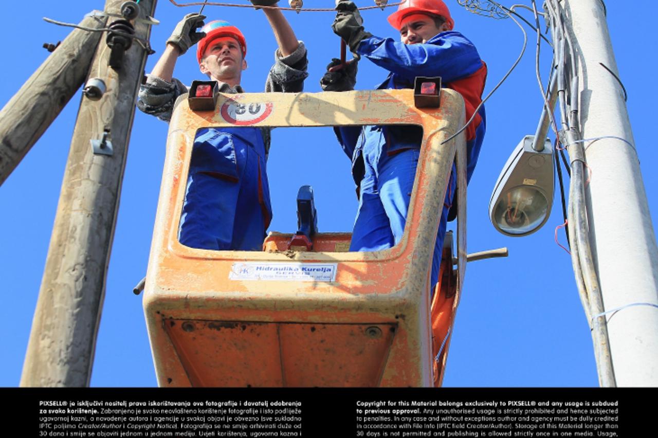 '15.10.2012., Koprivnica - Radnici koprivnicke ispostave HEP-a zavrsavaju strujnu mrezu kod prigradskog naselja Bakovcica, na koju ce se prikljuciti javna rasvjeta koju ce to prigradsko naselje napoko