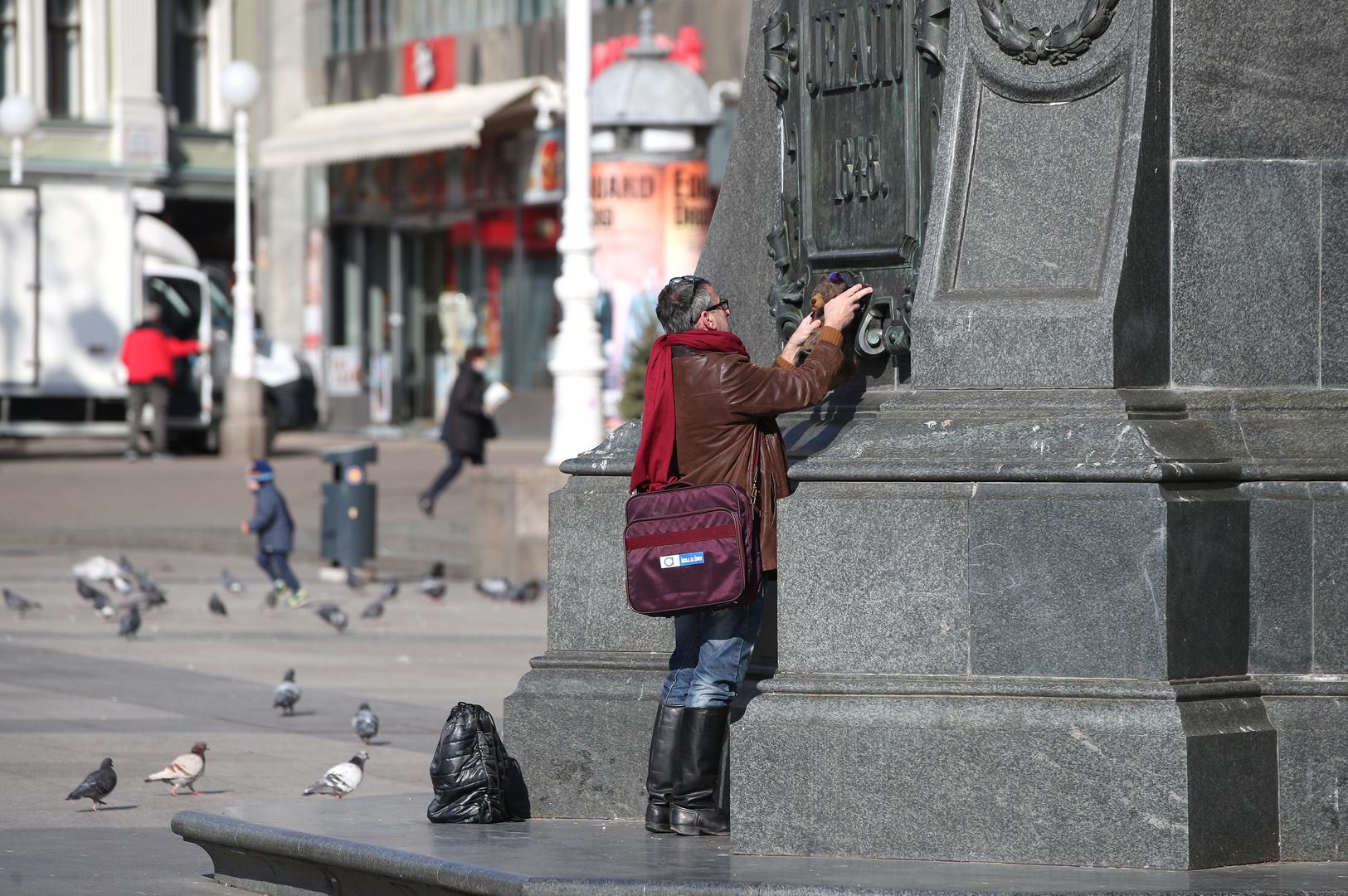 Iako izbjegava medije, Cmrk i dalje plijeni pozornost; tako su ga nedavno prolaznici i fotografi Pixsella uočili na zagrebačkom Trgu bana Jelačića dok je fotografirao plišanog medvjedića. 