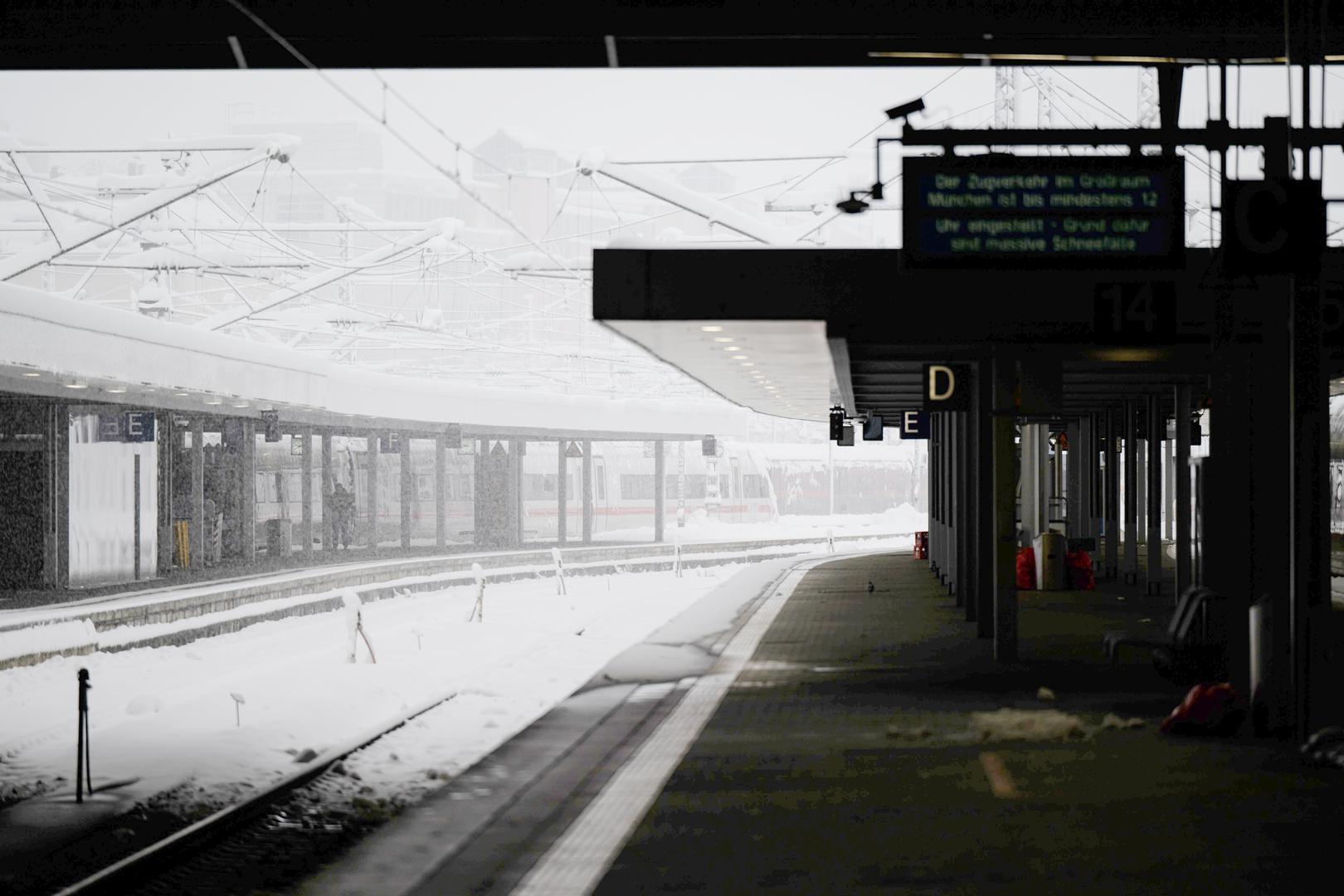 02 December 2023, Bavaria, Munich: Snow-covered tracks and empty platforms at the main station. Train services to and from the main station have been temporarily suspended. Snow and ice have caused chaos on the roads and on the railroads in southern Bavaria. Photo: Lukas Barth/dpa Photo: Lukas Barth/DPA