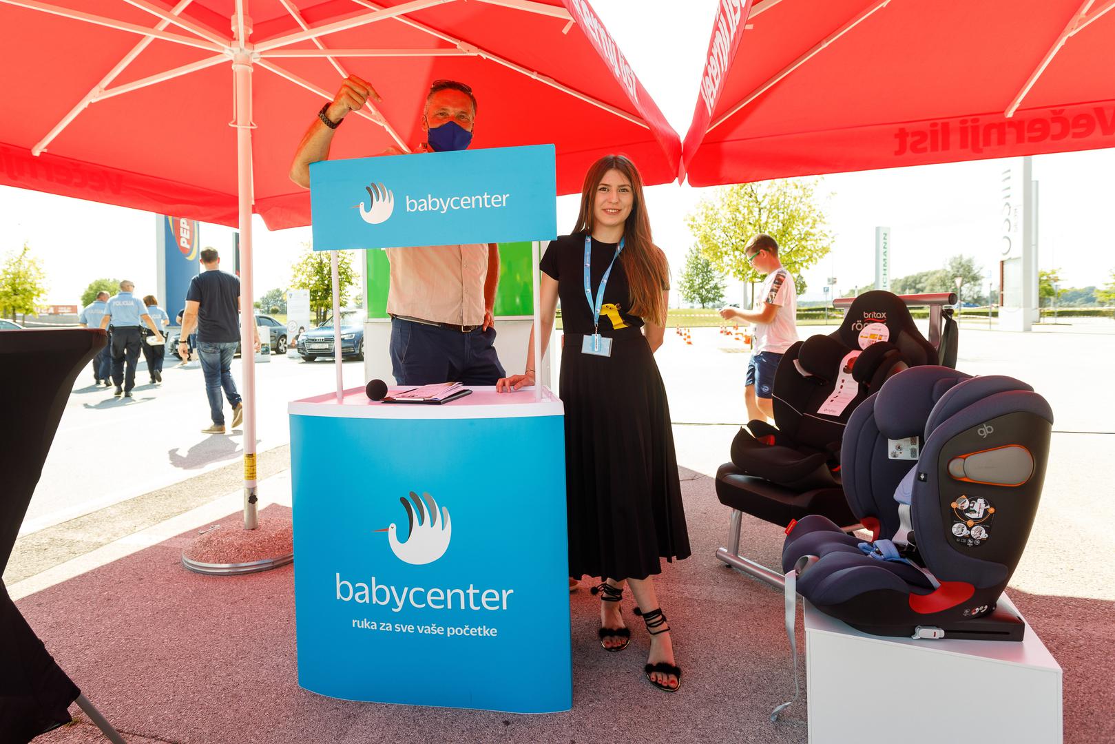 Djelatnice Baby Centra pokazivale su kako pravilno namjestiti autosjedalicu