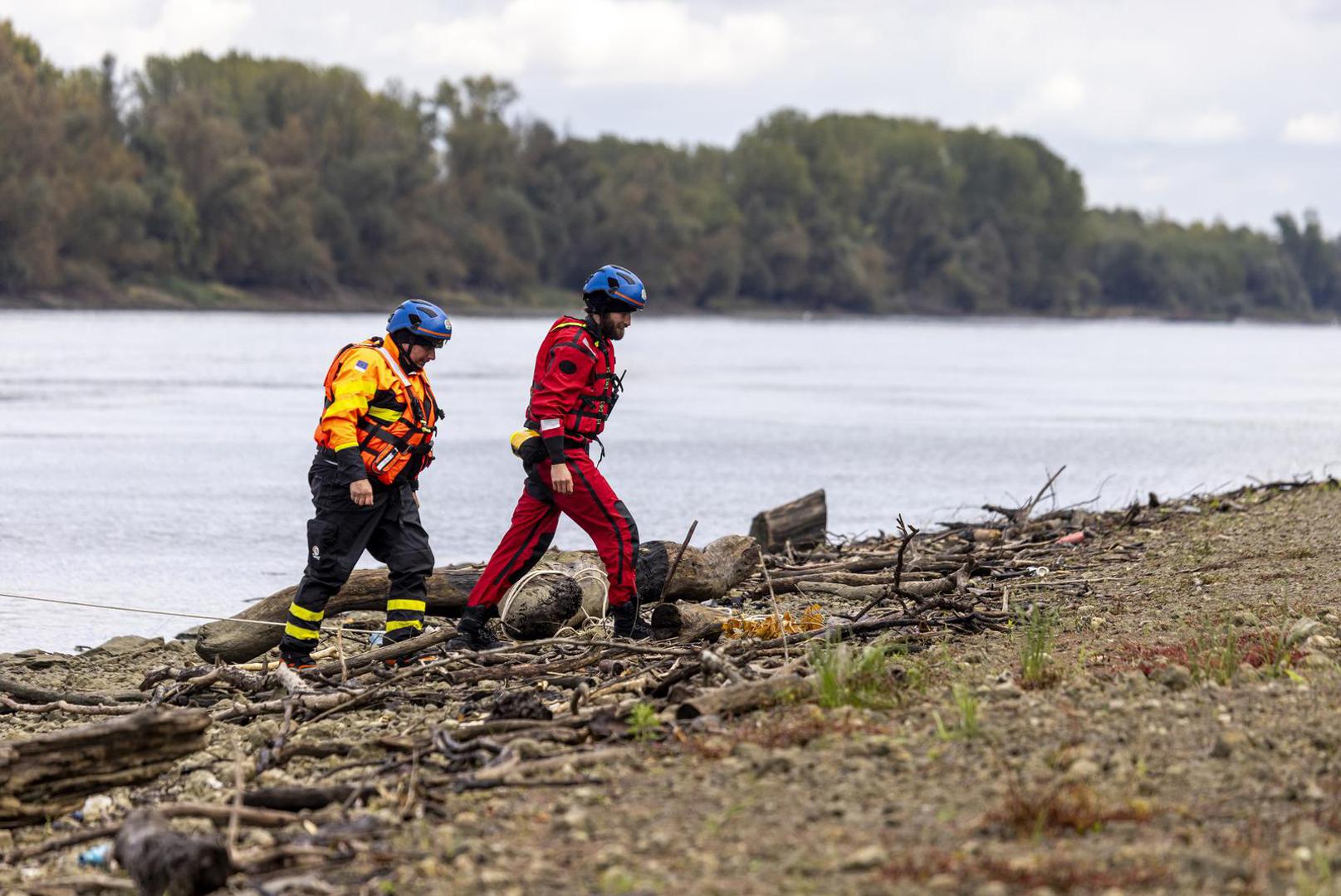 06.10.2025., Sotin - Na Dunavu kod Sotina prevrnuo se camac sa vise putnika, deset ljudi je spaseno dok je jedan smrtno stradao,a za jednim se jos traga. Sluzbe civilne zastite u suradnji s policijom pretrazuju obalu Dunava Photo: Davor Javorovic/PIXSELL