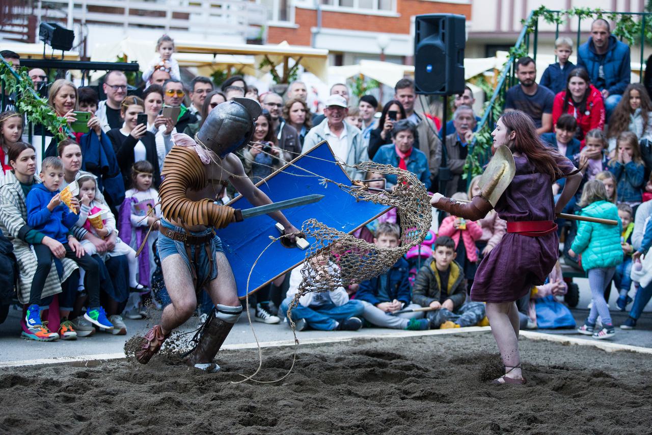 U sklopu VII Rimskih dana u Vinkovcima su održane borbe gladijatora