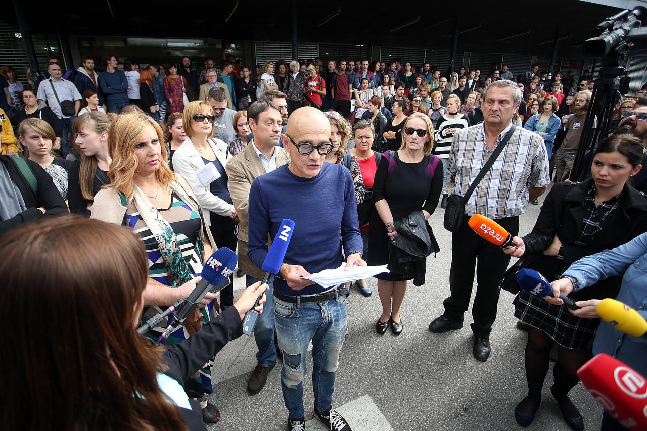 22.09.2016., Zagreb - Studenti su pokusali uci na sjednicu Fakultetskog vijeca, ali je dekan Filozofskog fakulteta Vlatko Perisic to onemogucio postavivsi zastitare na fakultetu. Nenad Ivic. Photo: 