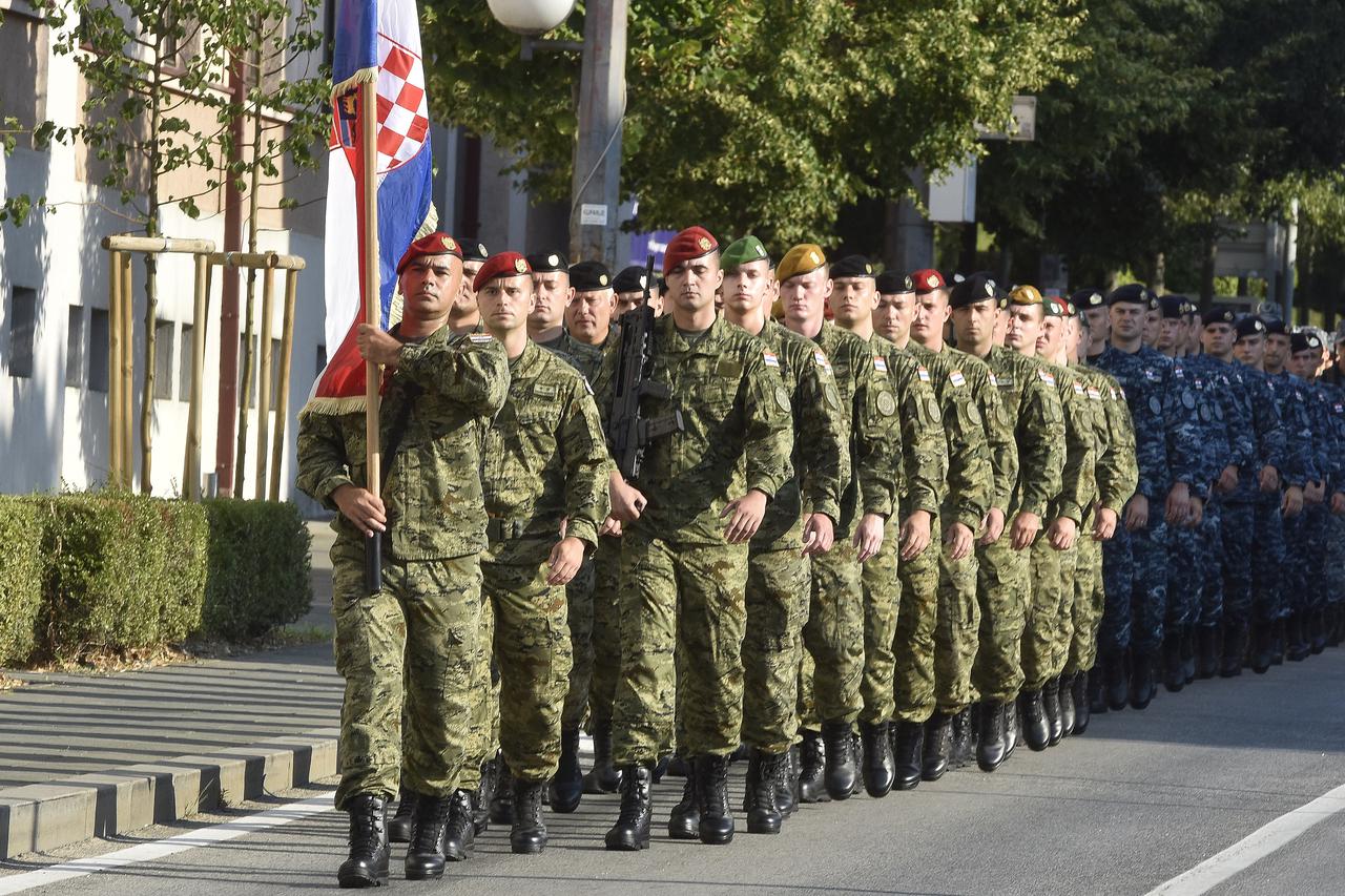 Knin: Državni vrh dolazi do trga gdje će polažiti vijence u znak sjećanja na poginule, nestale i umrle hrvatske branitelje