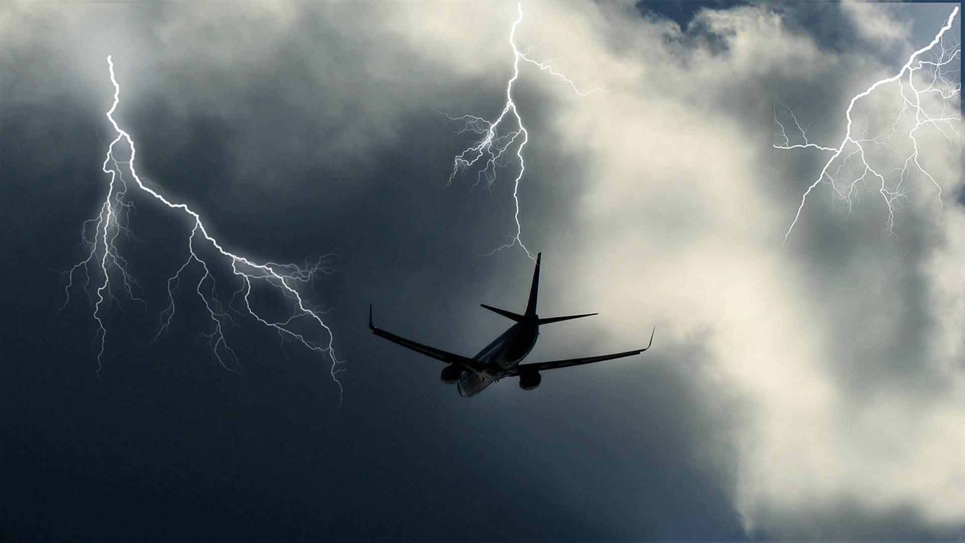 10. Iako zvuči kao scena iz filma, udari munje u avion zapravo su relativno česti. Velike kompanije prijavljuju najmanje jedan udar godišnje, a zrakoplovi su projektirani s tim na umu te im stoga munje ne predstavljaju ozbiljne prijetnje.