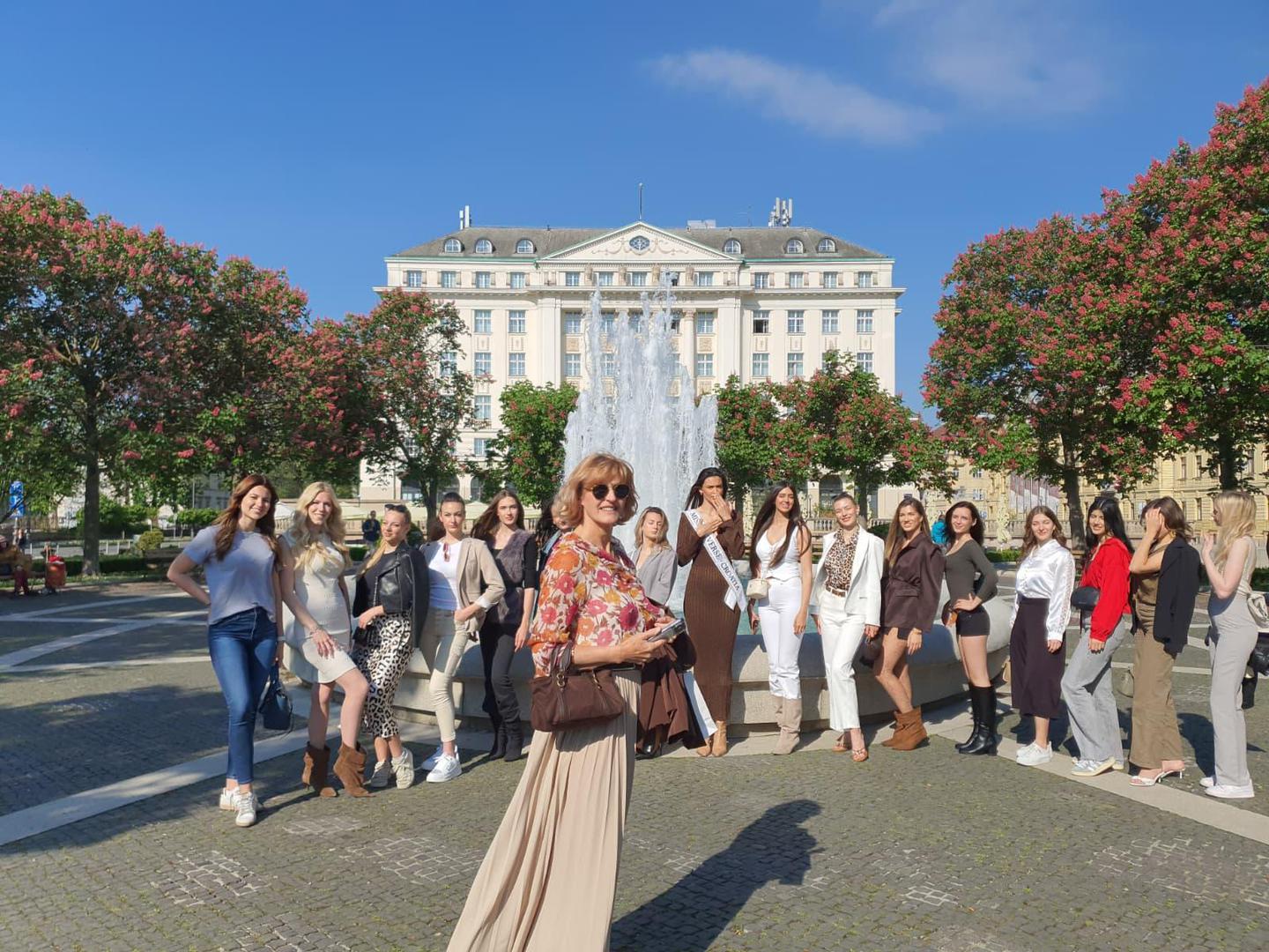 Trideseti izbor Miss Universe Hrvatske održat će se 25. svibnja 2026. u Smaragdnoj dvorani hotela Esplanade u Zagrebu, uz live streaming događaja, dok će snimka izbora biti emitirana na CMC televiziji nekoliko dana kasnije. Za titulu najljepše natjecat će se 15 prekrasnih finalistica koje su se ovog petka okupile u Zagrebu.