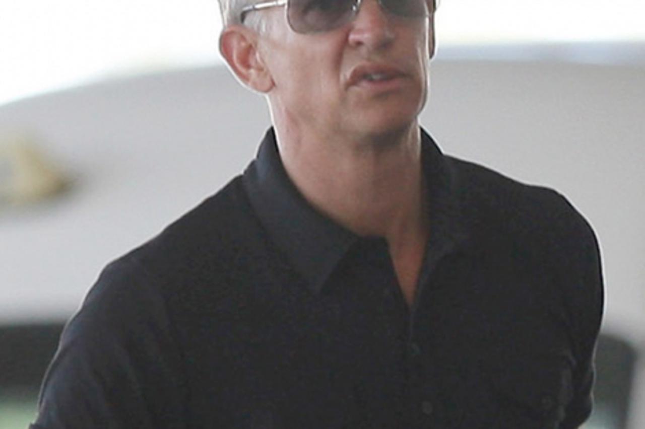 'WORLD RIGHTS  Gary Lineker and Danielle Bux arrive at the airport in the Caribbean. 02/01/2010  BYLINE GREG SIRC/JAMES JENKINS/BIGPICTURESPHOTO.COM: 001/GS 001/JWJ  USAGE OF THIS IMAGE OR COPY WRITTE