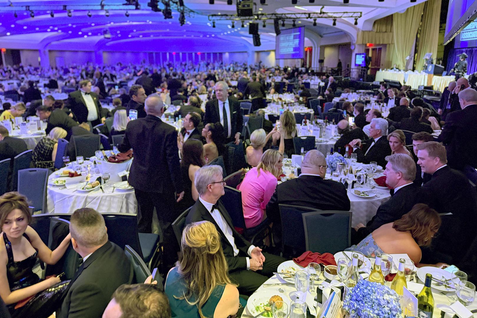 Prema izjavama dužnosnika, napadač je probio sigurnosnu kontrolnu točku naoružan sačmaricom, pištoljem i noževima te zapucao prema agentima Tajne službe.