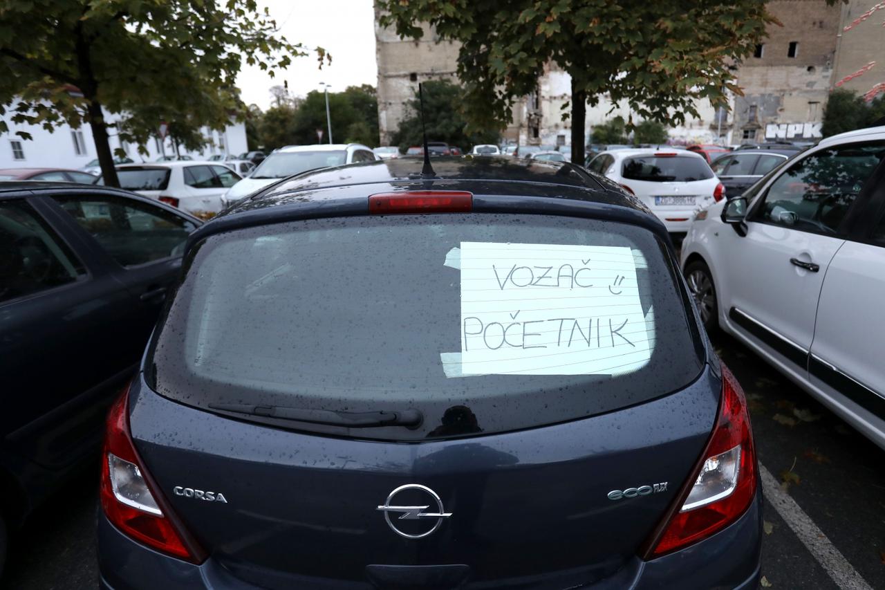 Zagreb: Poruka “Vozač početnik” na zadnjem staklu automobila