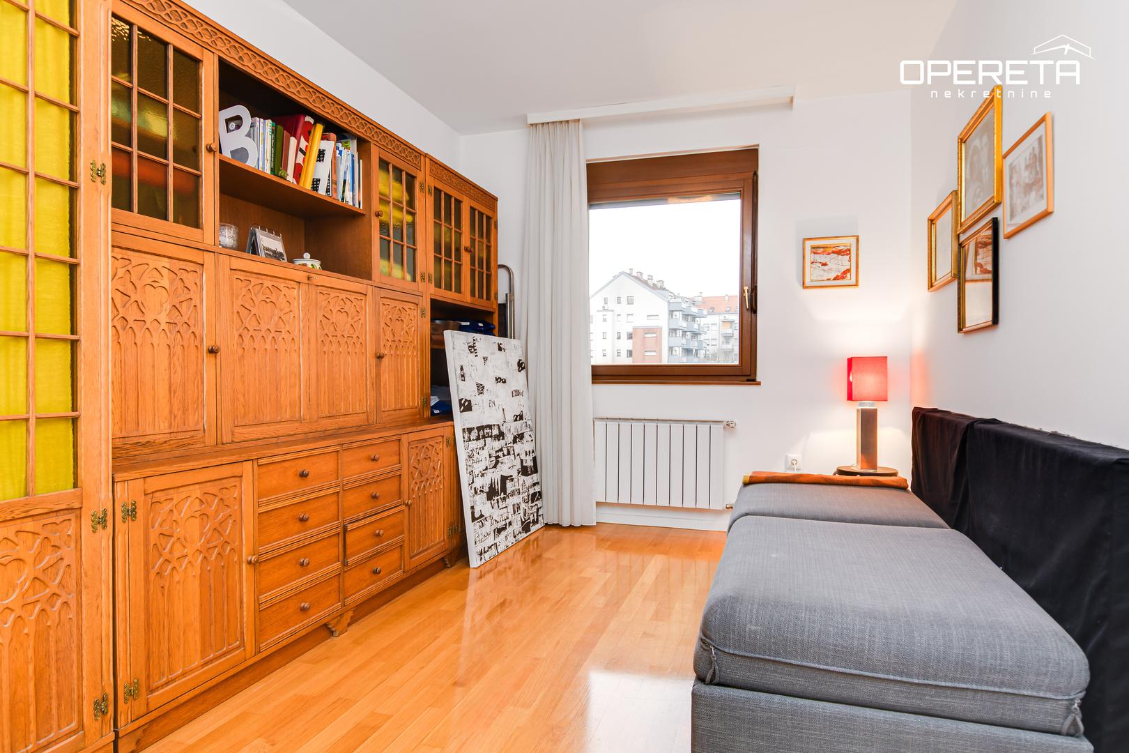 Zgrada je smještena na odličnoj lokaciji u jednoj od najtraženijih zagrebačkih četvrti, na Ravnicama, koja se nalazi u blizini svih ključnih sadržaja: javnog prijevoza, bolnica, fakulteta i parka Maksimir, idealnog za obiteljski život.