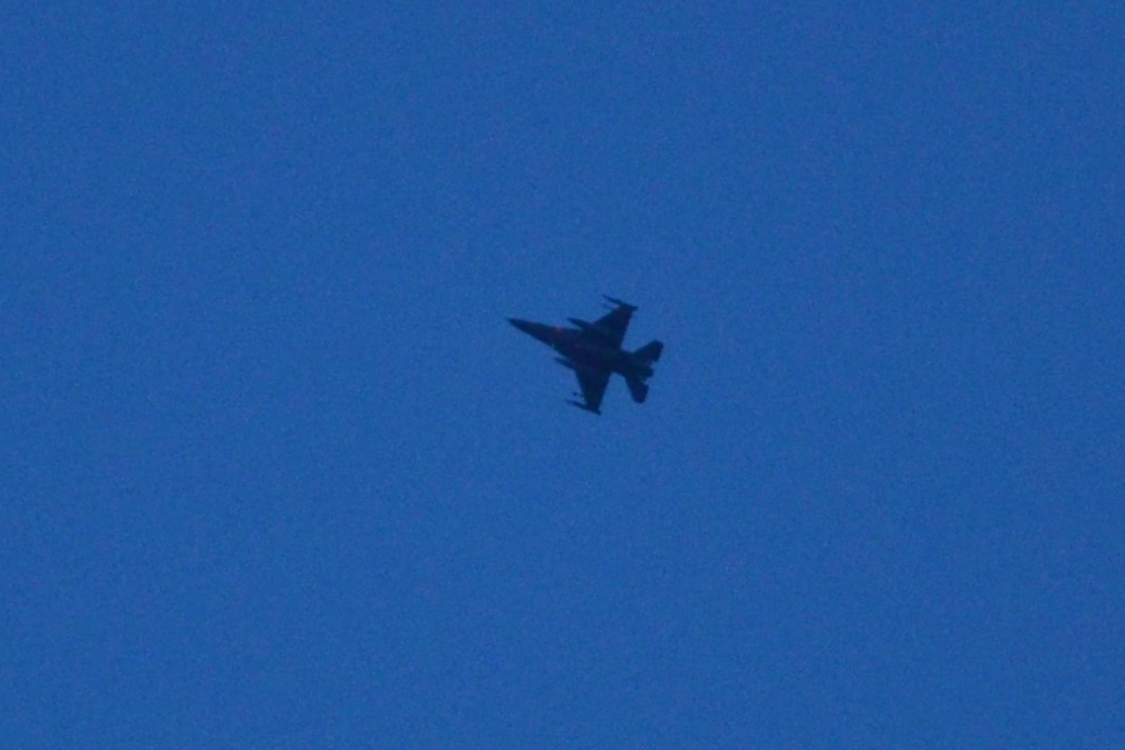 Dva vojna zrakoplova NATO pakta F-16 sat i pol kružila su iznad Pule.