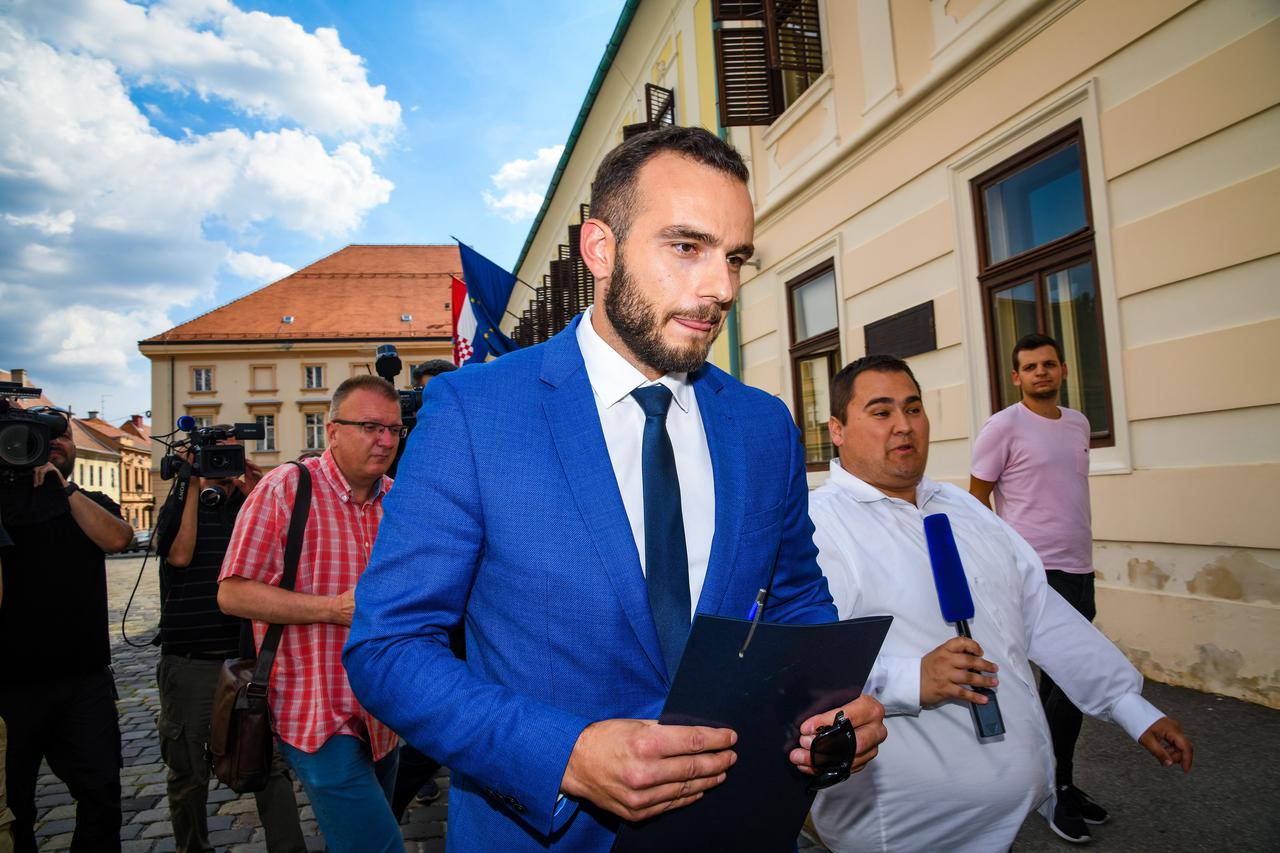 Josip Aladrović ispred Banskih dvora
