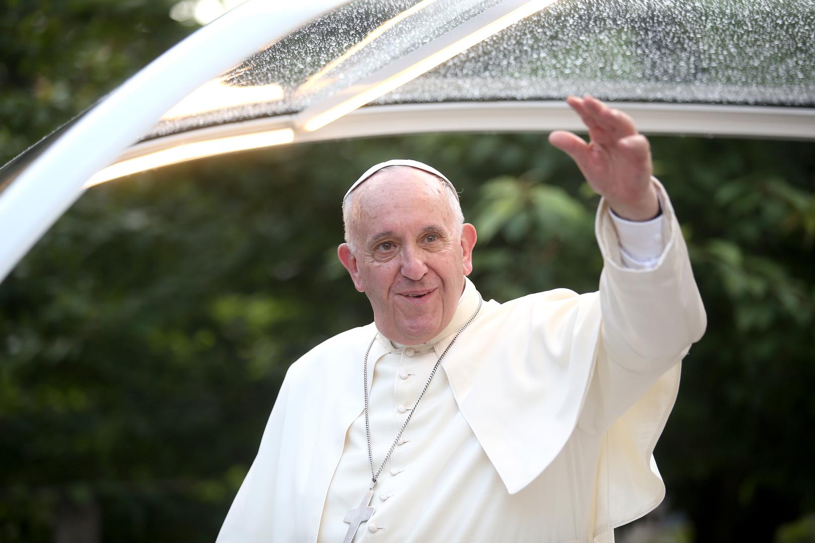 Tijekom boravka u Sarajevu papa Franjo je 2015. godine predvodio misno slavlje na kojemu je sudjelovalo više od 60 tisuća vjernika iz svih dijelova BiH.

Njegov prethodnik na tronu Svetog Petra Ivan Pavao II. u BiH je boravio dva puta, posjetivši uz Sarajevo i Banju Luku.