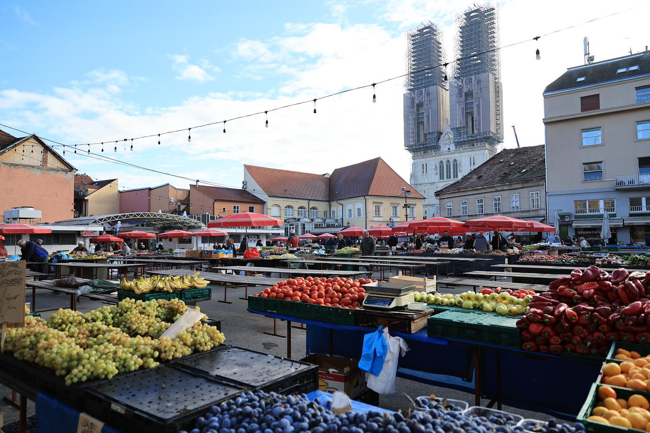 Zagreb: Na Dolac stigli prvi ovogodišnji kesteni, cijene su od 5 do 7 eura