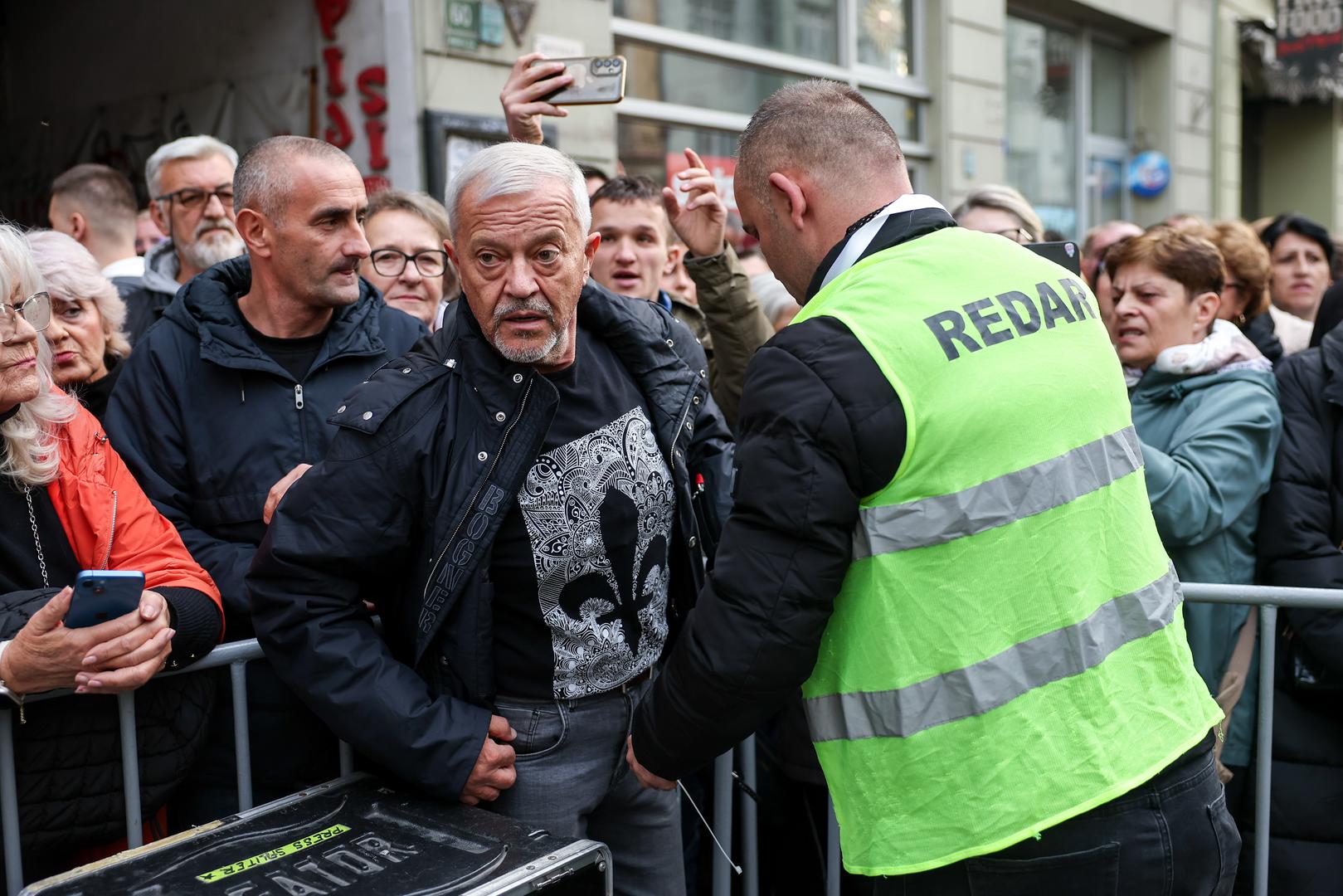 Naime, mediji pišu kako su snimili trenutak u kojemu je glumac osjetio veliku slabost, ali su ljudi u njegovoj blizini brzo reagirali i pomogli mu.