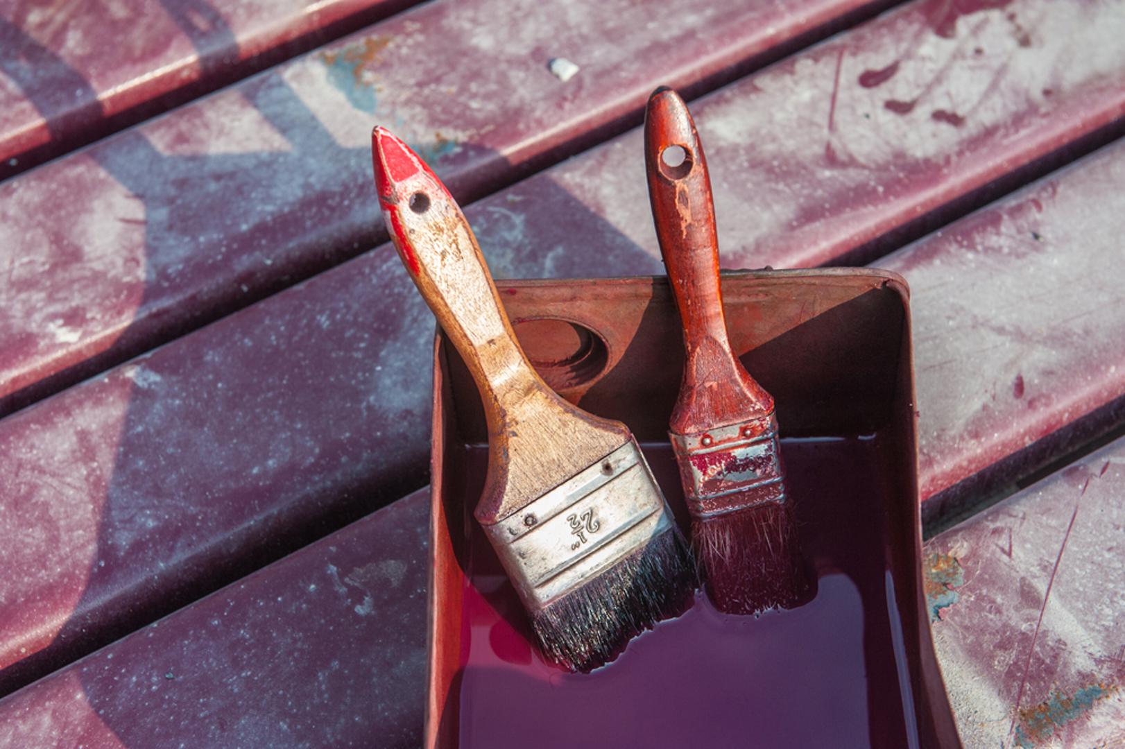 Opuštanje tvrdih četkica i kistova za čišćenje: Četkice za ribanje, kistovi za boju ili čak stara metlica znaju otvrdnuti i 'izgrebati' površine. Namakanje u mlakoj vodi s malo omekšivača omekšat će vlakna i učiniti ih elastičnijima. Nakon namakanja isperite i ostavite da se osuše. Ovaj trik vrijedi i kada želite 'osvježiti' četku nakon intenzivnog čišćenja.