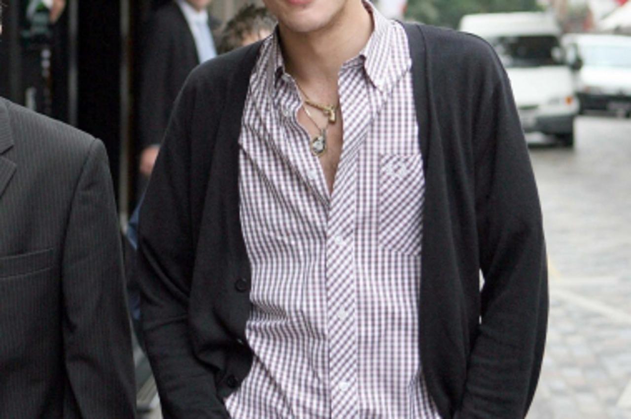 'WORLD RIGHTS  Amy\'s Winehouse\'s husband Blake Fielder-Civil seen leaving his hotel in central London to go to a cash point and still bearing the scars of what they said it was a bloody bust-up with