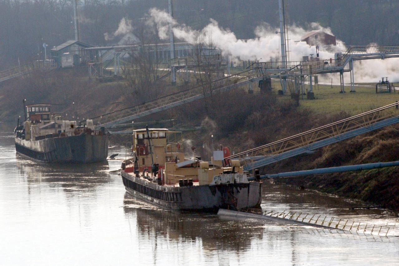 \'16.12.2010., Sisak - Postignut je dogovor oko INE i Dunavskog Lloyda o daljnjem nastavku prijevoza nafte brodovim. Photo:Nikola Cutuk/PIXSELL\'