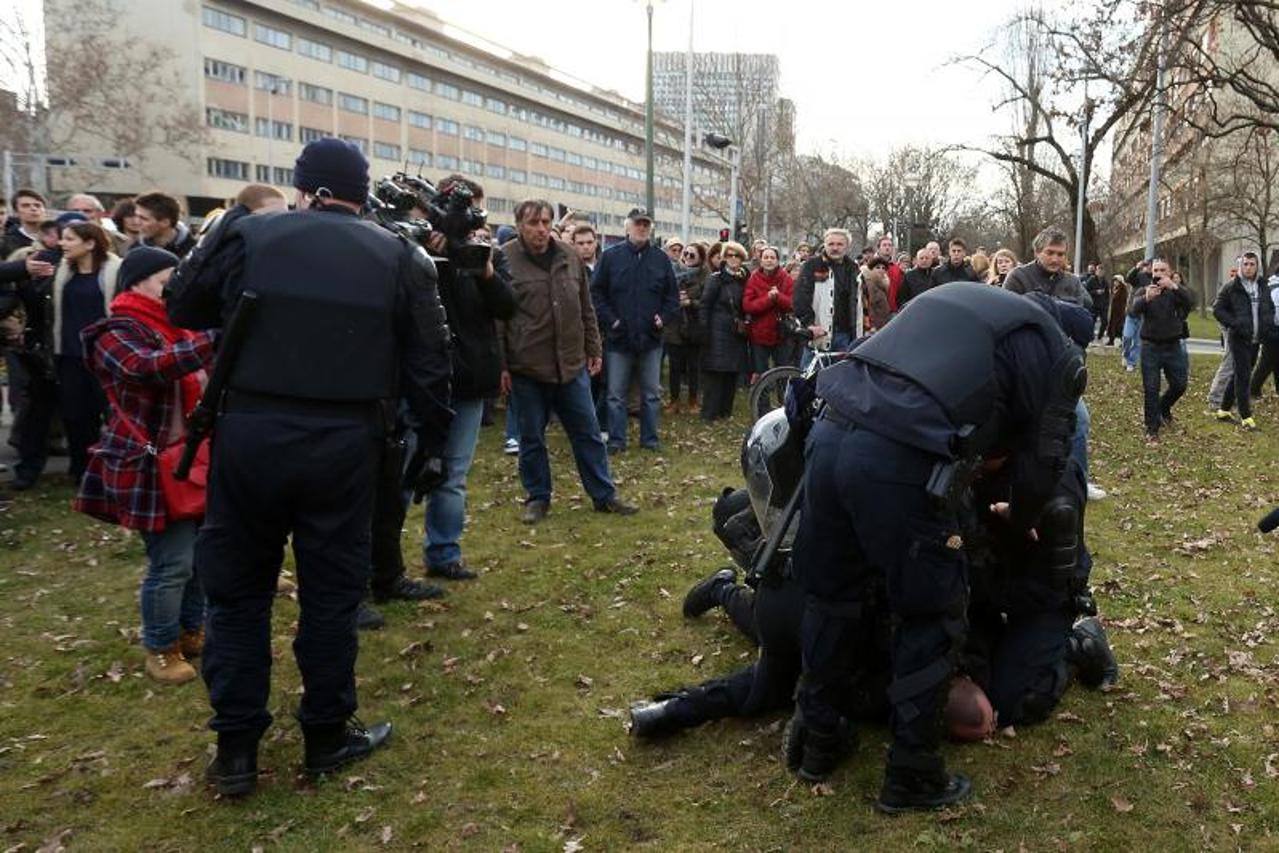 Policija zaustavila prosvjednički marš na Savskoj 