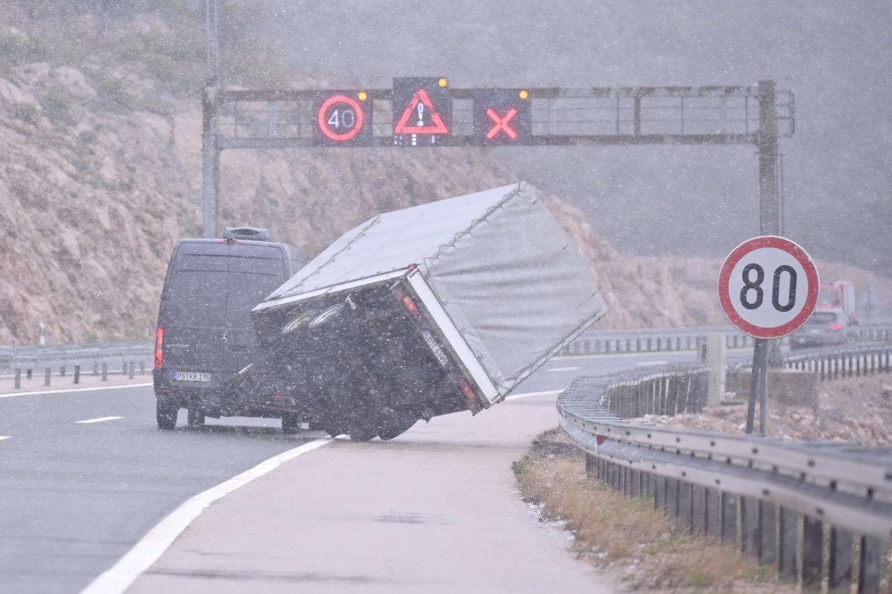 Na autocesti A1 otežan promet zbog snijega i vjetra, autocesta zatvorena za kamione