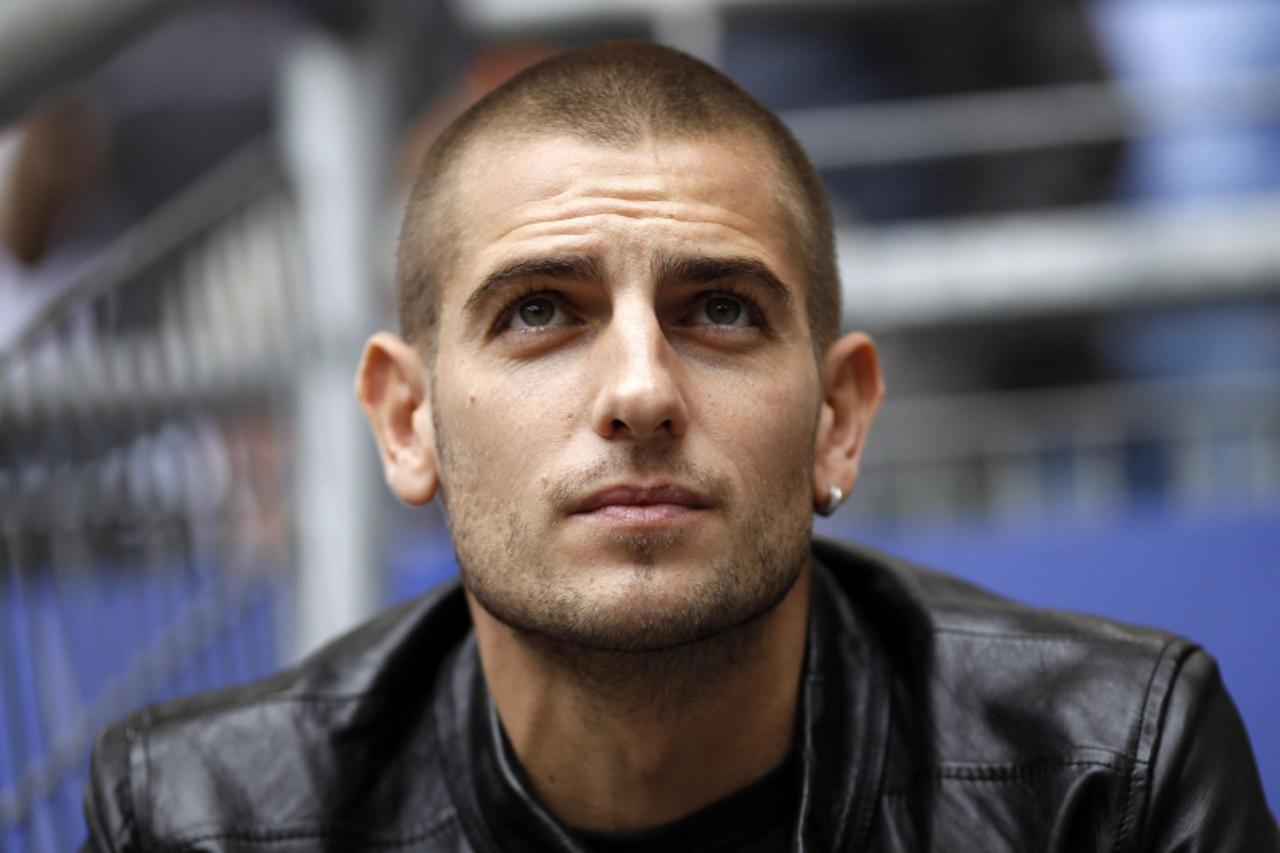 \'Hamburg SV\'s injured player Mladen Petric watches his team during their German Bundesliga first division soccer match against FC Nuremberg in Hamburg September 11, 2010.  REUTERS/Christian Charisiu