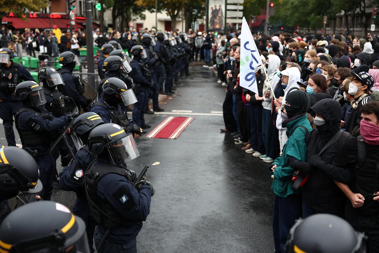storyeditor/2026-10-13/2026-10-13T090054Z_1787323459_RC282OALU84E_RTRMADP_3_FRANCE-PROTEST.JPG