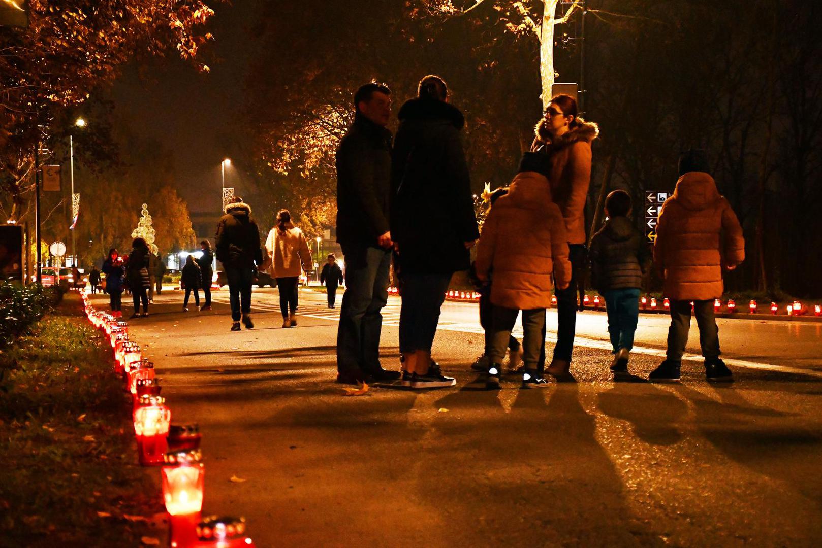 17.11.2021., Slavonski Brod - Paljenjem svijeca duz Vukovarske ulice Brodjani odali pocast zrtvama Domovinskog rata.PRI KORISTENJU FOTOGRAFIJE ZASTITITI IDENTITET DIJETETA (PREKRITI OCI)!