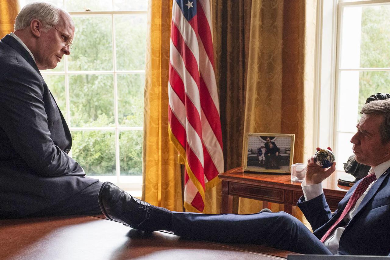 Scena iz filma u kojoj su Dick Cheney (Christian Bale) i George Bush (Sam Rockwell