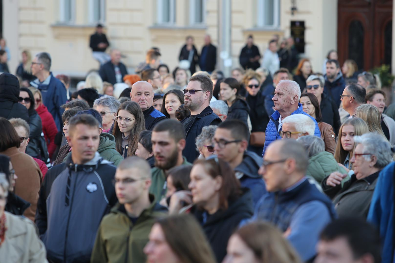 Halid Bešlić, bosanskohercegovačka i regionalna glazbena zvijezda, umro je u utorak u Sarajevu u 72. godini od posljedica teške bolesti s kojom se borio proteklih mjeseci, objavili su lokalni mediji u BiH pozivajući se na izvore bliske obitelji.