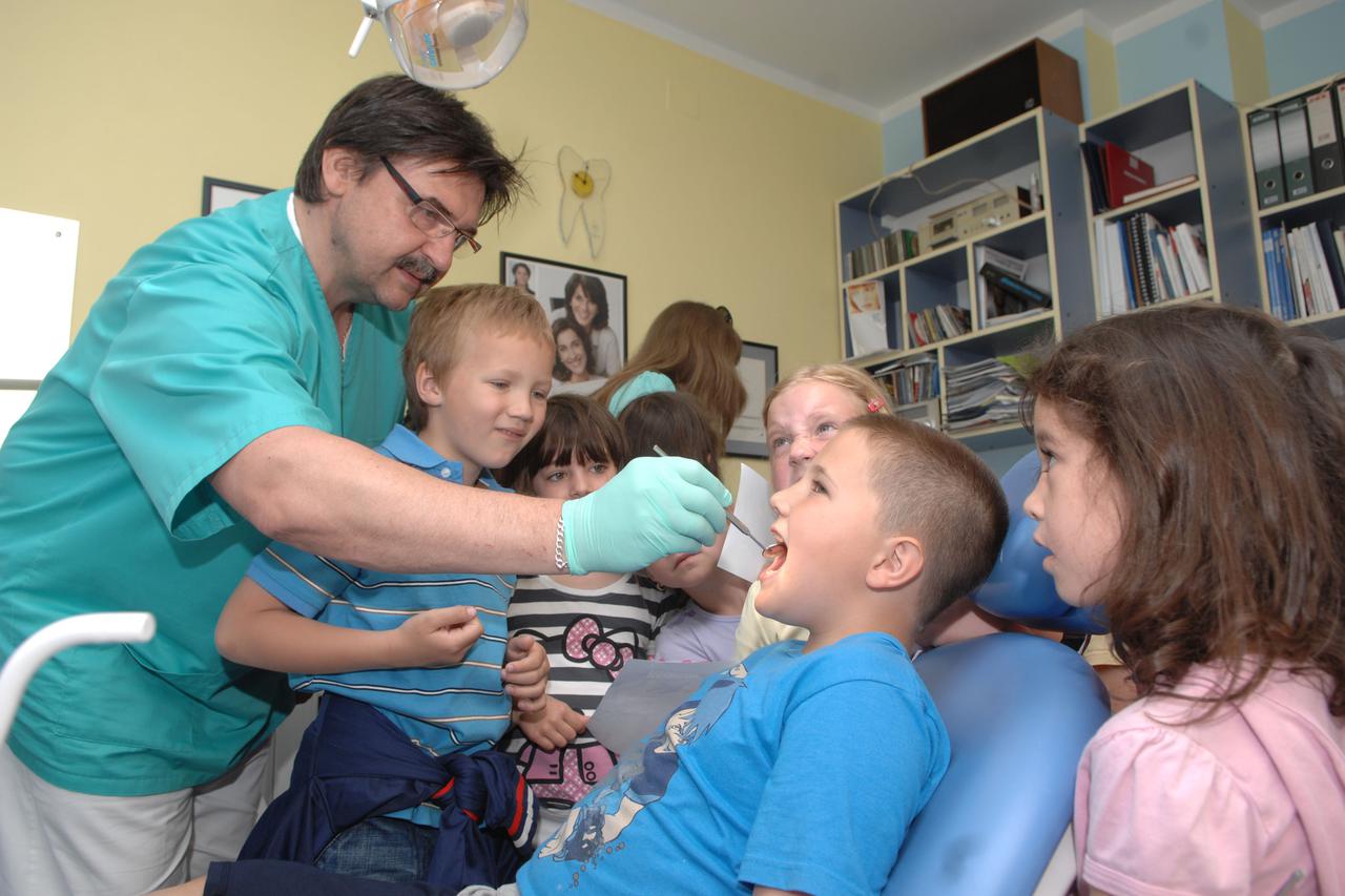 11.05.2012., Krapina - Povodom obiljezavanja Dana sestrinstva djeca iz gradskog djecjeg vrtica Gustav Krklec posjetila su Dom zdravlja gdje su obisli labaratorij, zubara, odjel hitne pomoci te vozilo hitne pomoci. Nakon obilaska djeci je posluzen i doruca