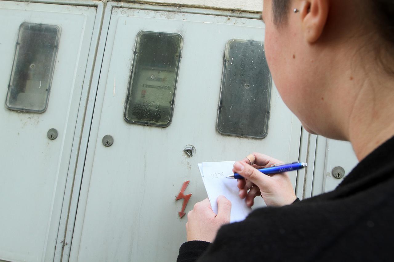 02.10.2013., Koprivnica - Gradjani popisuju stanje brojila kako bi kod HEP-a ostvarili najavljeno pojeftinjenje struje.  Photo: 