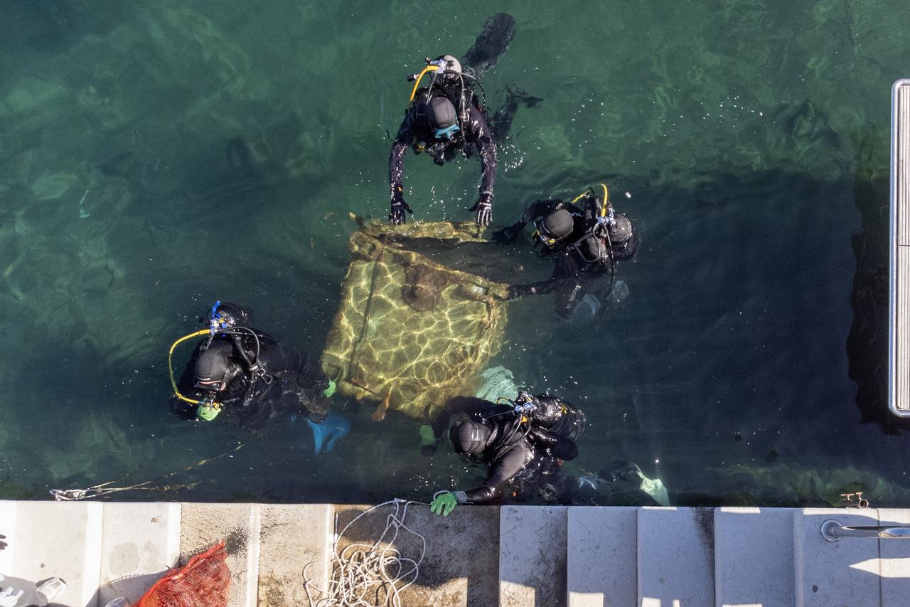 Mali Lošinj: Institut Plavi svijet u suradnji s ronilačkim centrom Subseason Diving Mali Lošinj organizirali akciju čišćenja podmorja