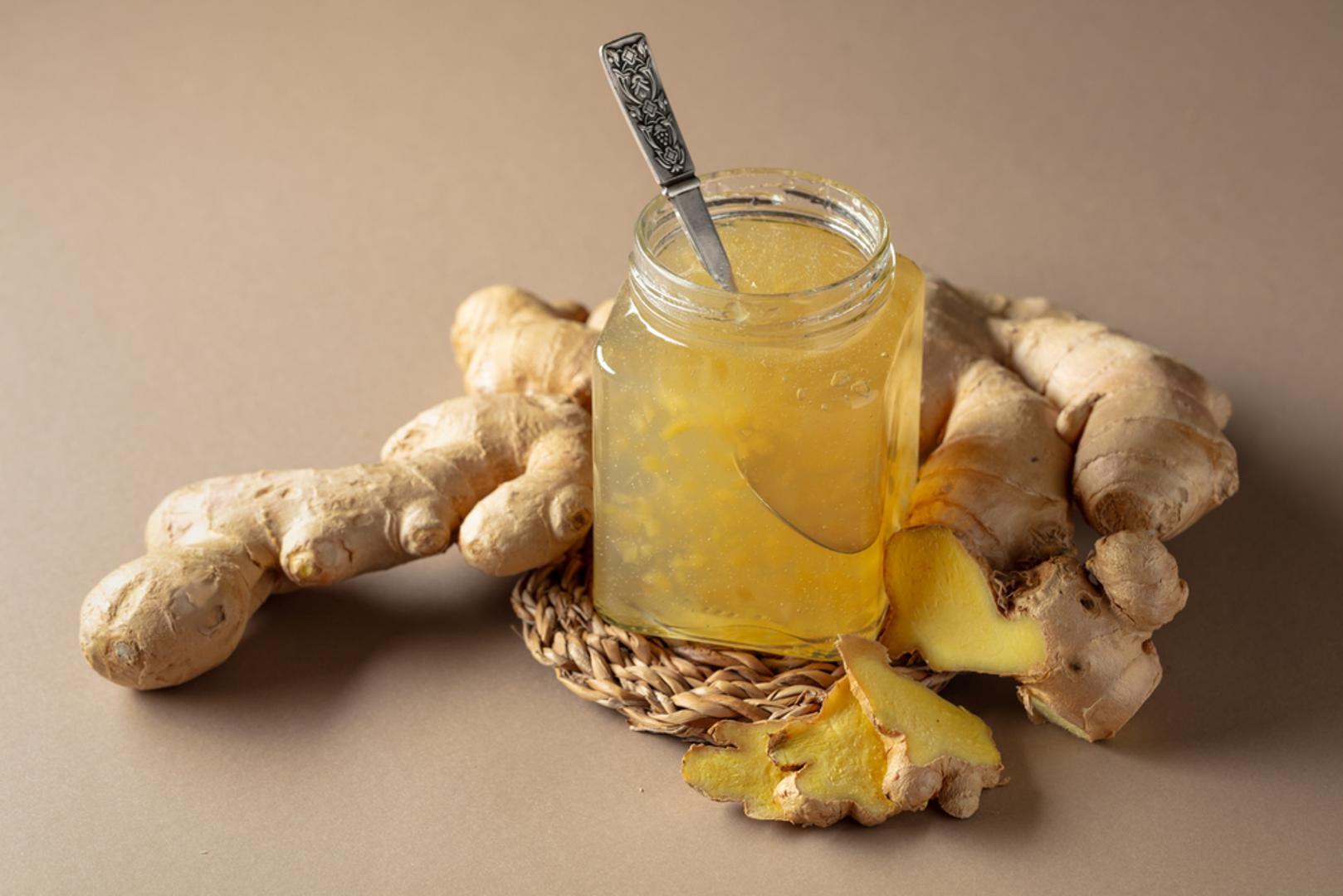 Đumbir za mučninu: Đumbir je poznat po svojim umirujućim svojstvima, posebno kada je riječ o probavnim tegobama. Ako imate mučninu, skuhajte čaj od svježeg đumbira ili grickajte nekoliko kriški kandiranog đumbira. Uz takvu terapiju, mučnina bi trebala nestati kao rukom odnesena.