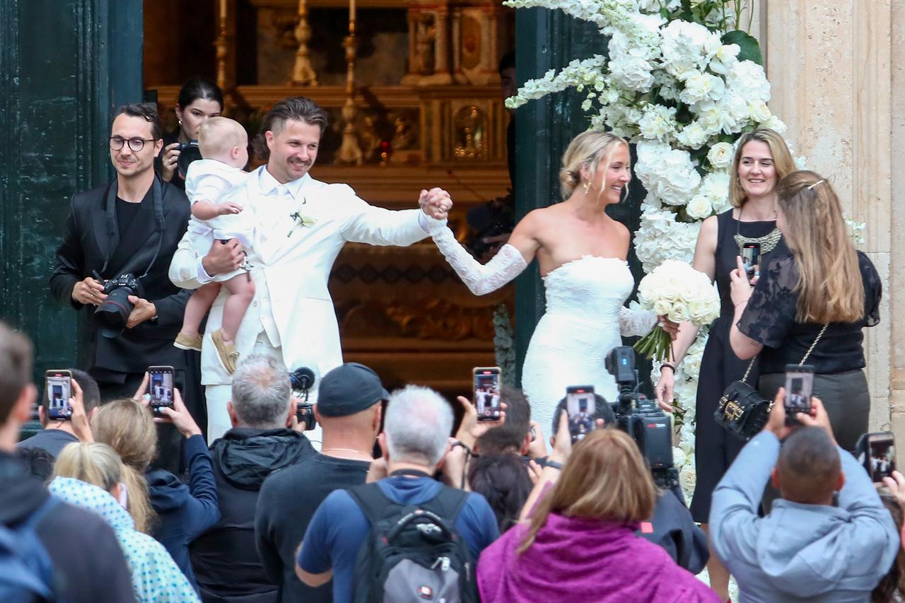 Dubrovnik: Nicole Artukovich i Liam Stewart izlaze iz crkve nakon vjenčanja